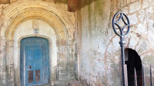 La iglesia de San Martín. A la derecha el granero y entre ambos, la grieta