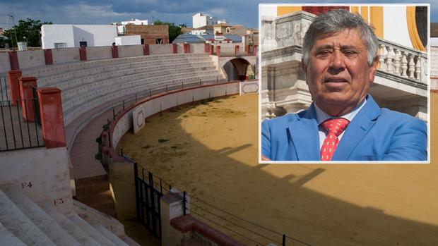 La plaza de toros de Cantillana, junto a uno de sus toreros más señeros, Manuel Ruiz «Manili»