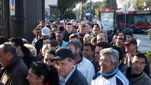 Largas colas para comprar entradas de la Feria de Abril de Sevilla