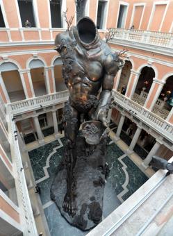 La monumental escultura de Hirst «Demonio con cuenco», de 18 metros de altura, en el atrio del Palacio Grassi