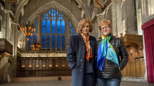 Rachel Weisz (izquierda) y Deborah Lipstadt