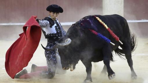 Fortes, con la montera calada y las dos rodillas en tierra