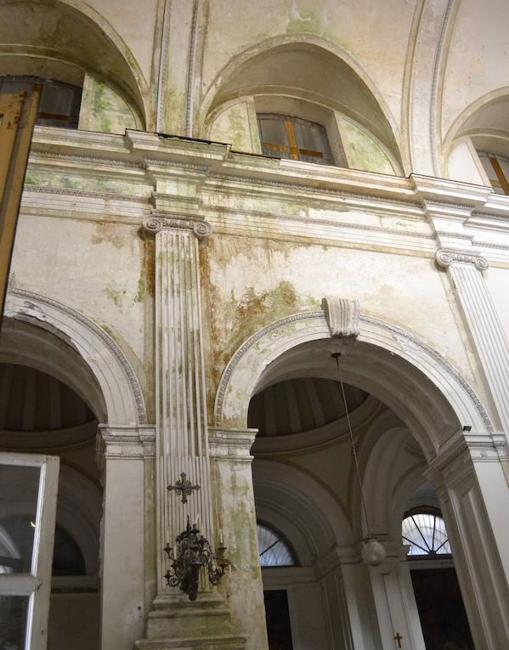 Estado lamentable de la iglesia tras las filtraciones que afectaron a muros y obras de arte