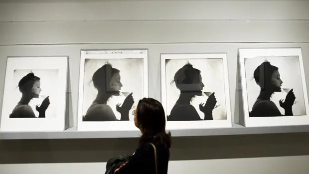 Una mujer observa una serie de fotografías en la exposición «Irving Penn: Centennial», en el Met de Nueva York