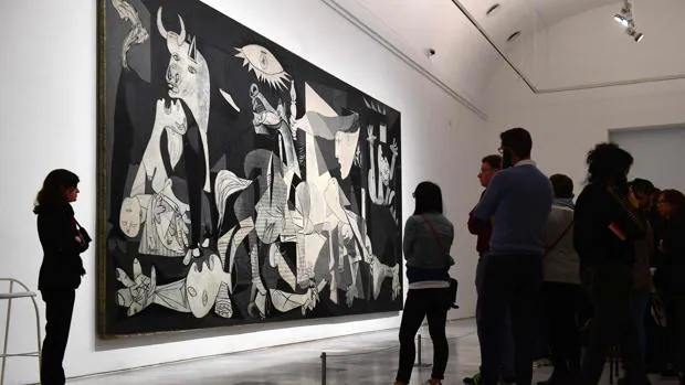 Un grupo de visitantes observa el «Guernica» en el Museo Reina Sofía