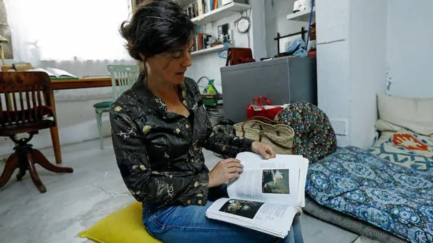 María Gimeno ojea su ejemplar de «Queridas viejas»