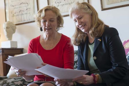 Elizabeth Wise, regent del Capítulo Español de las Hijas de la Revolución Americana (izquierda), y Molly Long, regent honoraria e impulsora de las búsqueda de documentos de los españoles que donaron dinero a la guerra en Norteamérica