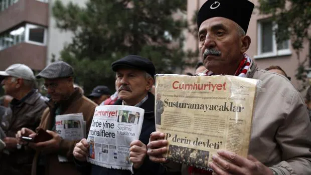 Lectores del periódico «Cümhuriyet» protestan por la detención del editor de su suplemento literario, Turhan Günay
