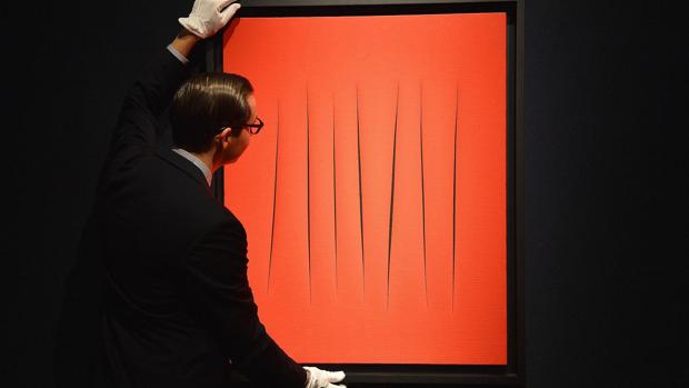 Una de las obras de la serie «Concetto Spaziale», de Lucio Fontana, subastada en 2012 en la sala Christie's de Londres