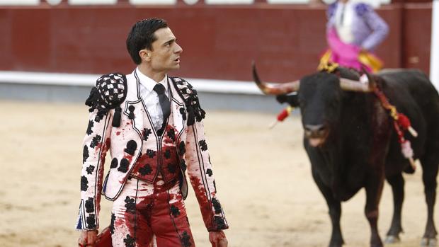 Paco Ureña, con el terno ensangrentado, sale de la cara del toro