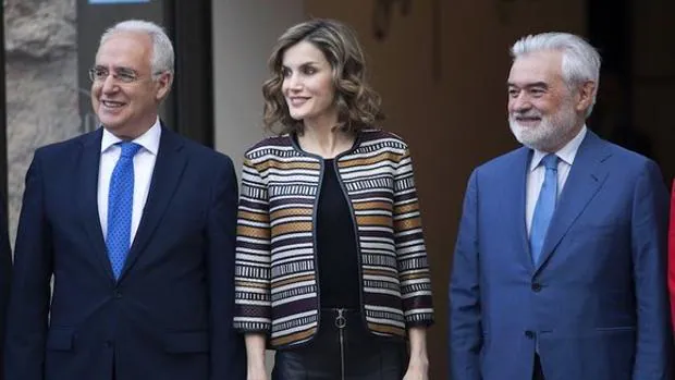 Doña Letizia, acompañada por el presidente de La Rioja y el director de la RAE