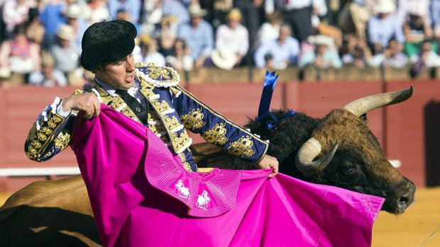 El Fandi, en un derechazo de mano baja