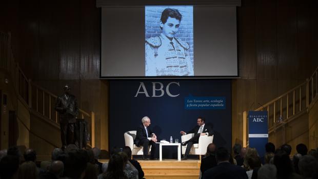 Andrés Amorós (izquierda) y Enrique Ponce (derecha), durante su conversación en la Casa de ABC