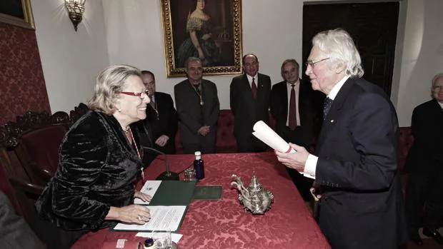 Enriqueta Vila y Hugh Thomas, durante el ingreso del historiador en la Real Academia de Buenas Letras de Sevilla