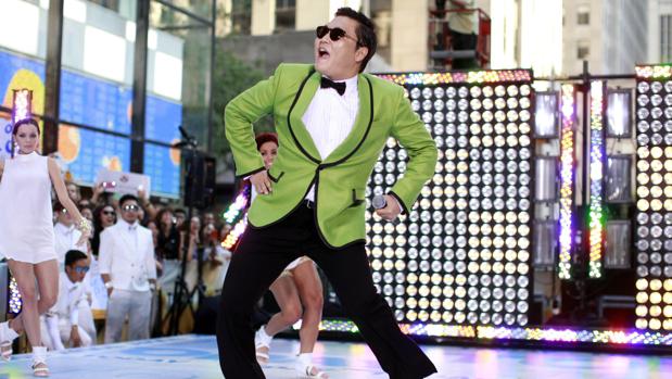 El rapero surcoreano Psy, interpretando su famoso «Gangnam Style»