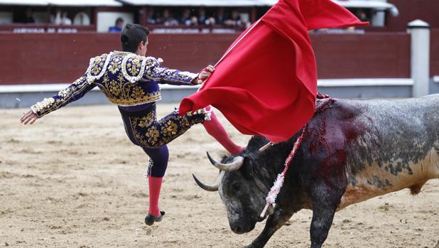 David Galván, en el momento de ser cogido por el segundo toro de la tarde