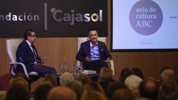 Francisoco Robles y Luis Ventoso durante la sesión del Aula de Cultura de este jueves