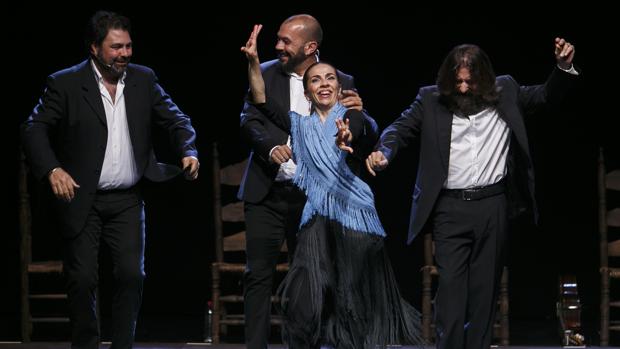 La bailaora Isabel Bayón junto al cuadro que la acompañó en los jueves flamencos de Cajasol