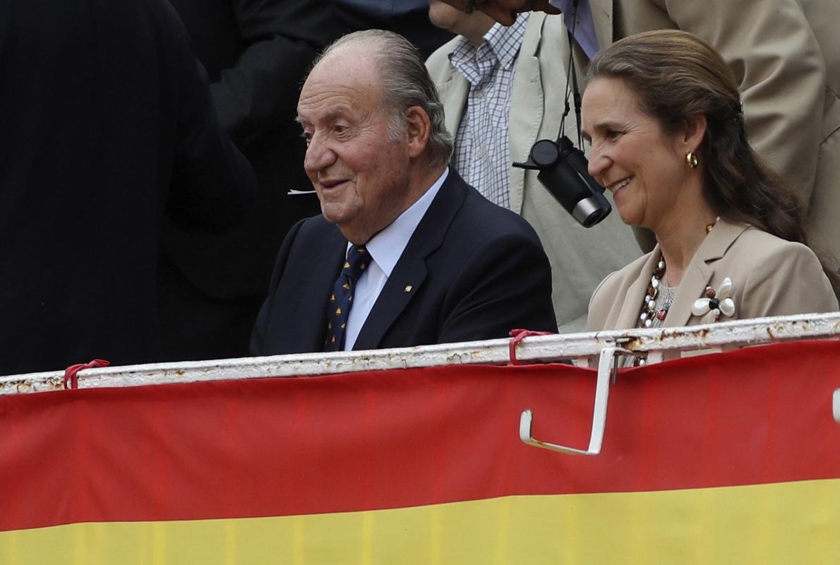 El Rey Juan Carlos y su hija la infanta Elena asisten al quinto festejo de la Feria de San Isidro la Plaza de las Ventas en Madrid