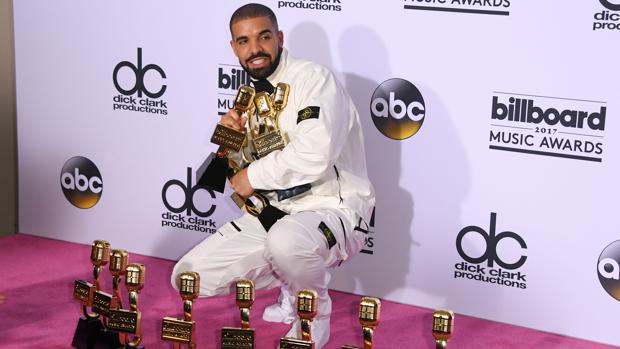 Drake supera el récord de Adele en los premios Billboard con trece galardones