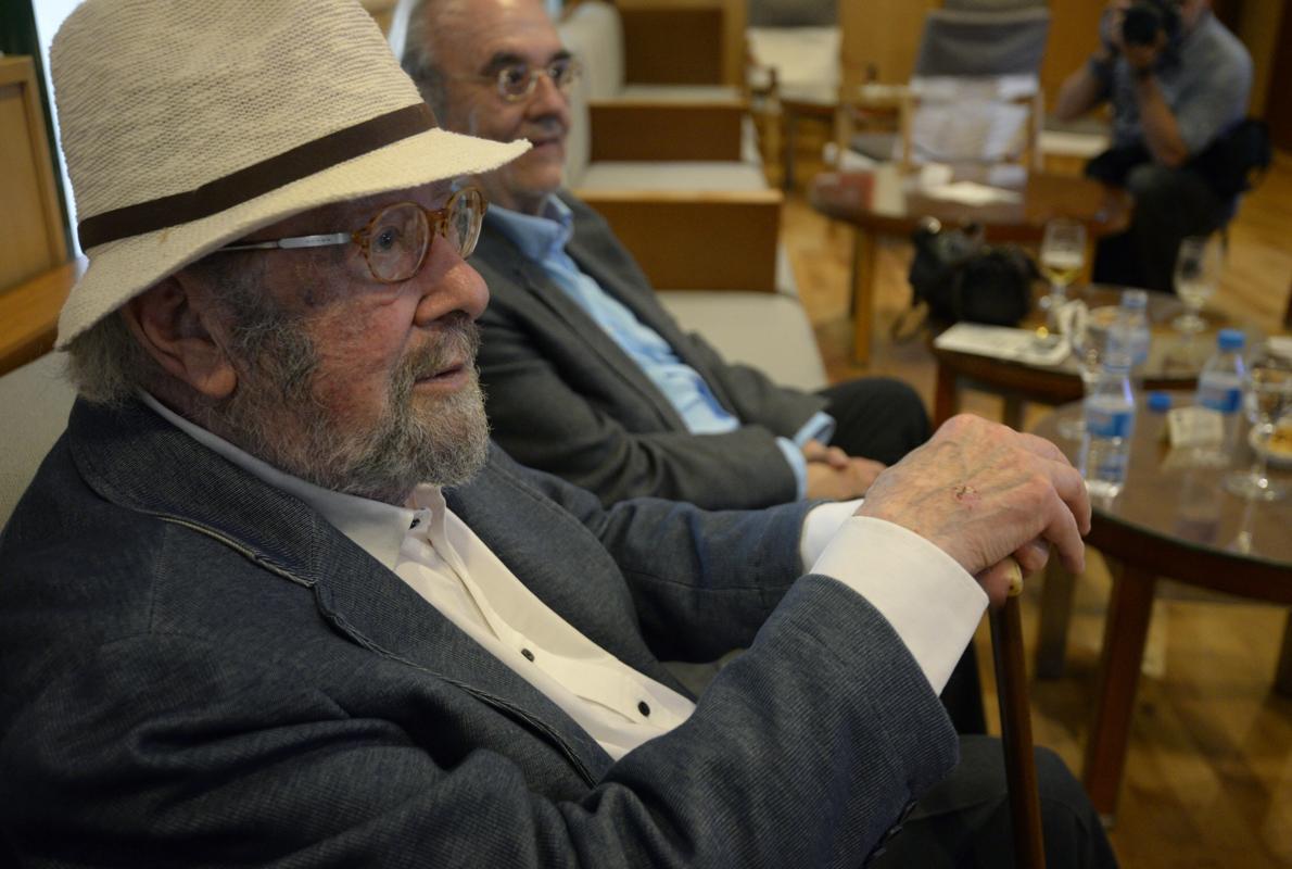 José Manuel Caballero Bonald, ayer en la Residencia de Estudiantes junto a Manuel Gutiérrez Aragón