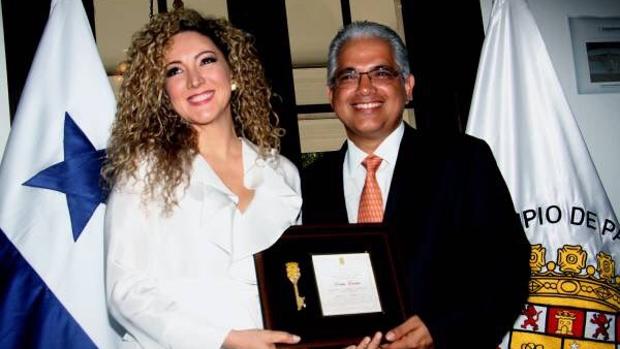 Erika Ender (izda) recibiendo las llaves de la Ciudad de Panamá de su alcalde, José Isabel Blandón