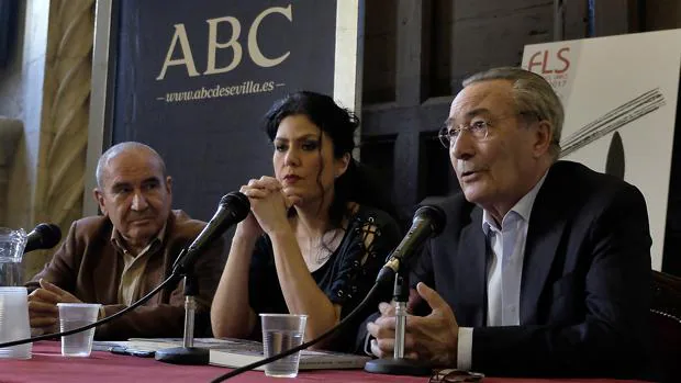 Un momento de la presentación a cargo de Eva Díaz, Jacobo Cortines y Alberto González Troyano