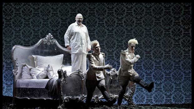 Un momento del montaje de Laurent Pelly en el Teatro Real de Madrid