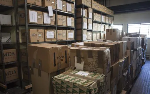 Las cajas con los volúmenes de la Biblioteca de Mujeres pendientes de catalogar, ubicadas en el almacén del Museo del Traje