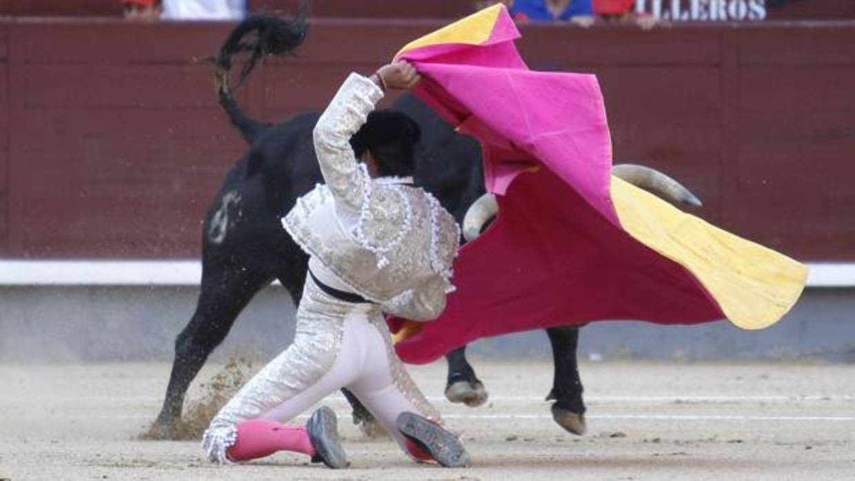 Gómez del Pilar se dobla con el toro de Dolores Aguirre