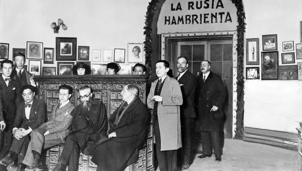 En el madrileño Hotel Palace,, inauguración de la exposición de Bellas Artes (1 de marzo de 1922) orgabizada a favor de los niños rusos hambrientos. En el centro, sentado, Valle-Inclán con su característica barba de chivo