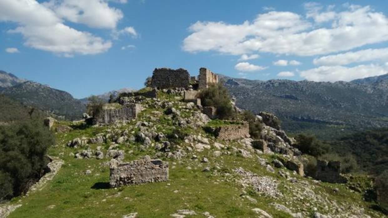 Castillo de Aznalmara, en la Sierra de Cádiz