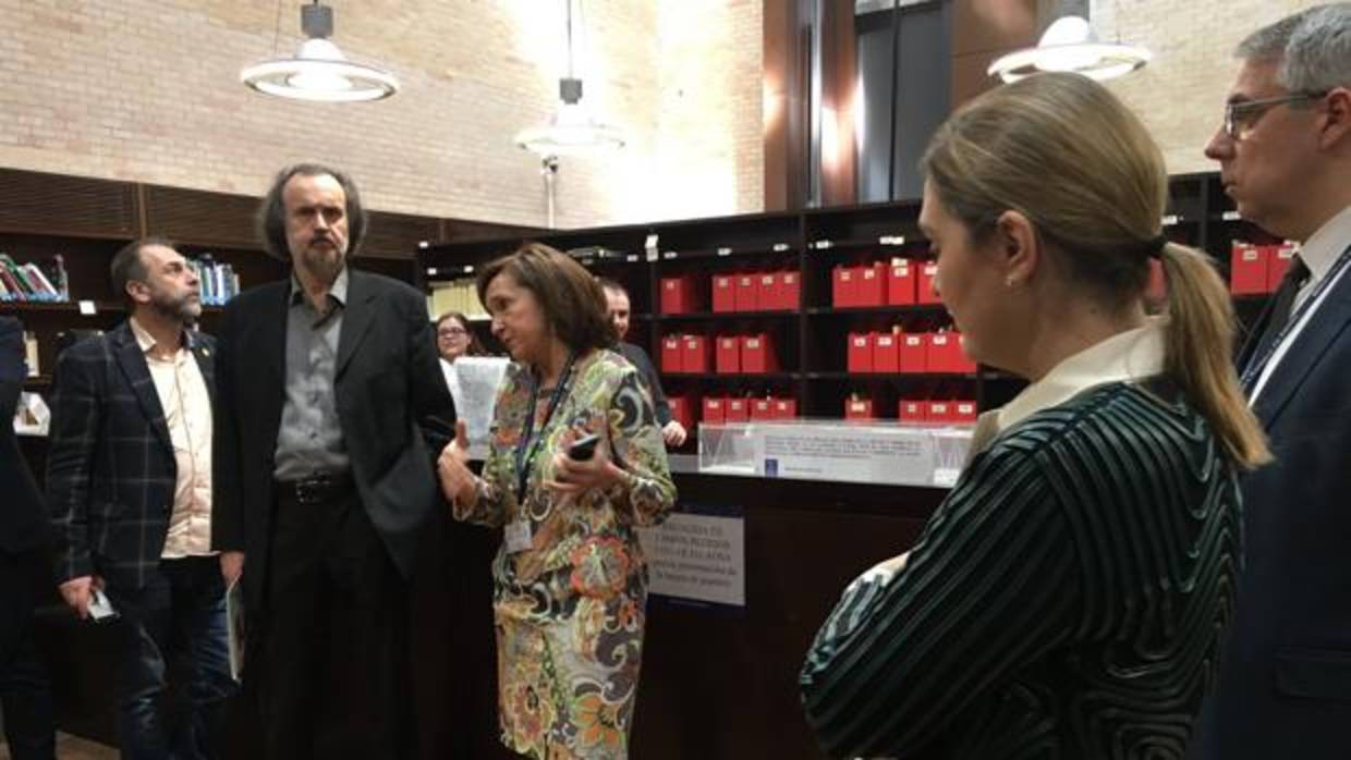 Imagen tuiteada por el diputado Carles Campuzano, de la directora de la BNE, Ana Santos, juntoa los diputados de la Comisión de Cultura el pasado 7 de marzo