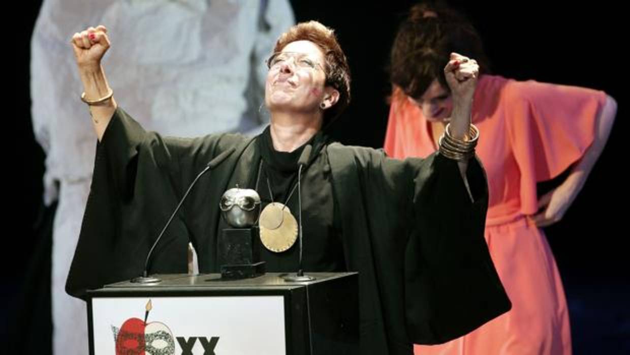 María Cárdenas tras recibir el Premio Max a la mejor autoría revelación por la obra «Sindrhomo» durante la gala de entrega de la vigésima edición de los Premios Max