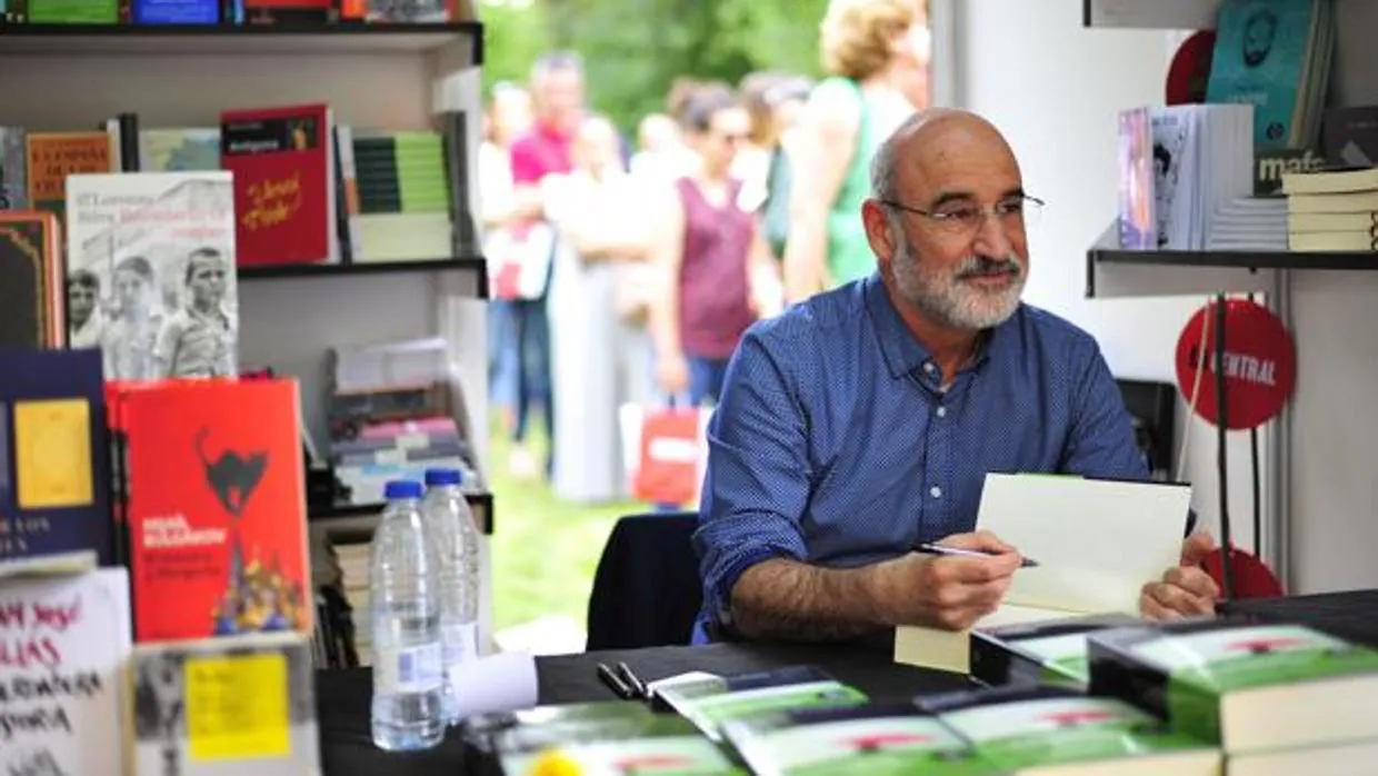 Fernando Aramburu, autor de «Patria», firma ejemplares a sus lectores