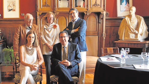 Los miembros del jurado: Inocencio Arias, Catalina Luca de Tena e Ignacio Camacho, de pie; Carmen Posadas y Antonio Pulido, sentados