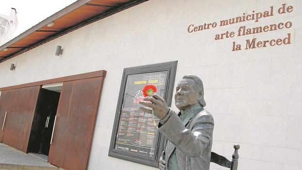 Busto en recuerdo de Chano Lobato, en el Centro de Arte Flamenco de La Merced