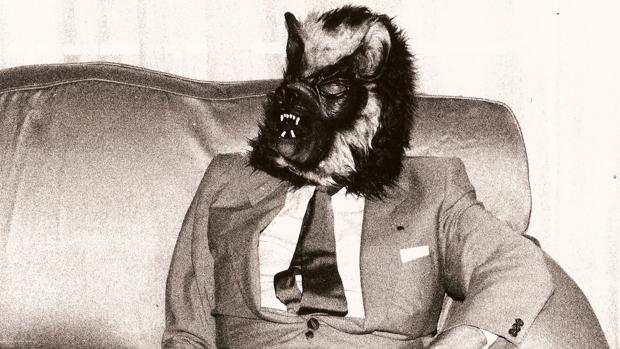 Borges en 1983 con una máscara de hombre lobo en una foto de Claudio Pérez Míguez