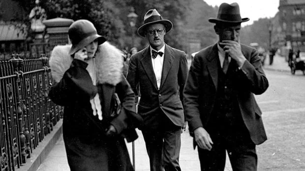 El escritor James Joyce, con sus emblemáticos lentes, caminando junto a Nora Barnacle, madre de su dos hijos
