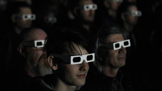Público con gafas 3D disfruta de un concierto de Kraftwerk en la Tate Modern de Londres en 2013