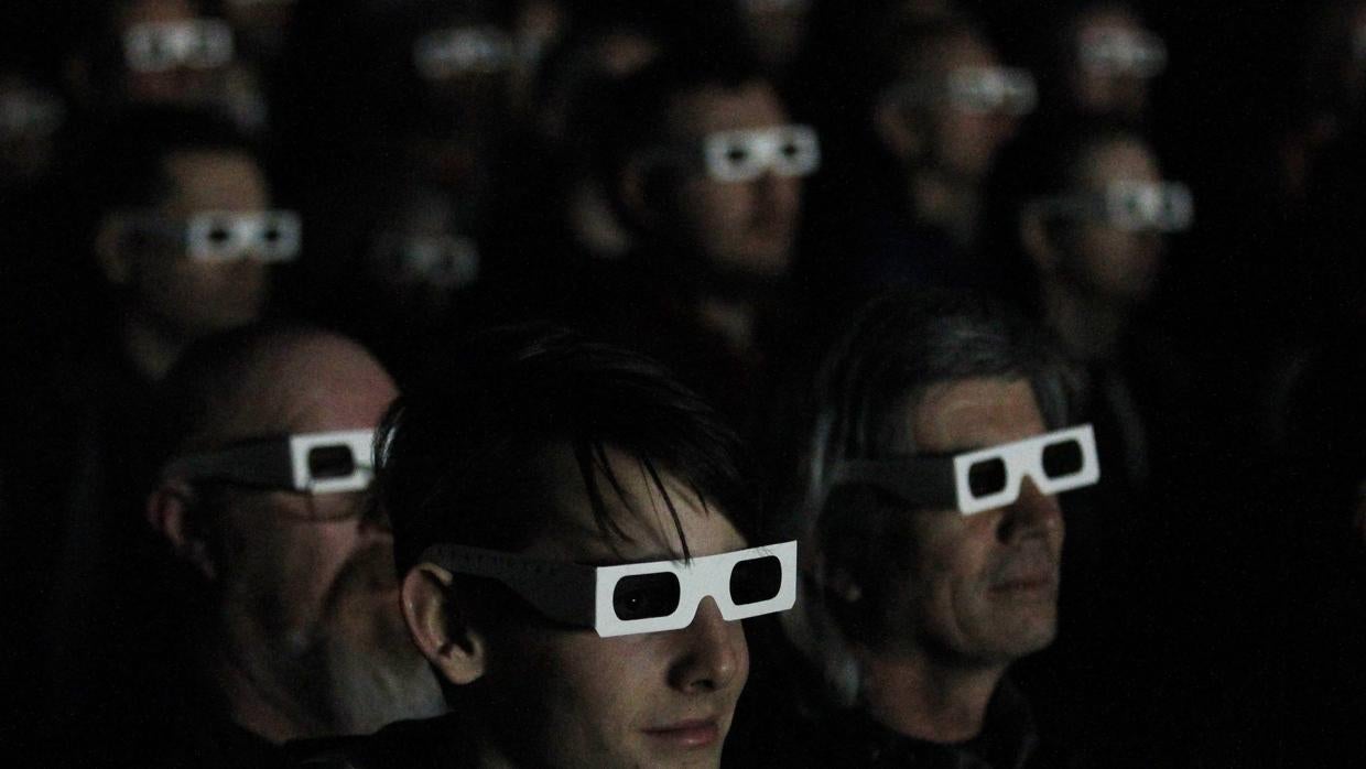 Público con gafas 3D disfruta de un concierto de Kraftwerk en la Tate Modern de Londres en 2013