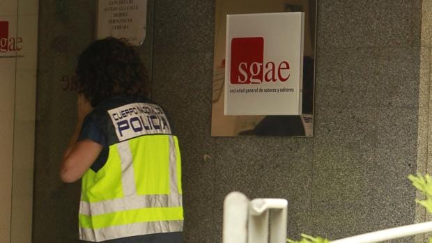 Efectivos policiales entraron hoy en la sede de la SGAE