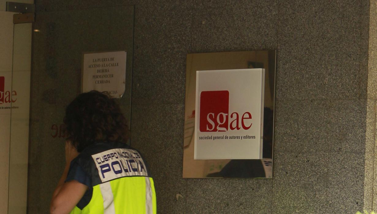 Efectivos policiales entraron hoy en la sede de la SGAE