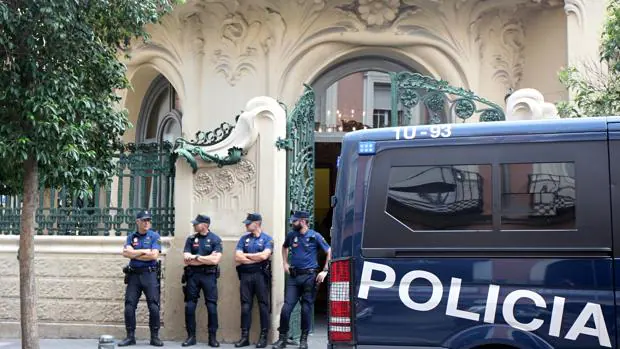 Efectivos policiales, en la entrada de la sede madrileña de la SGAE