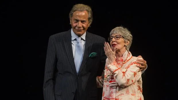 Arturo Fernández y Concha Velasco, en el escenario del teatro Reina Victoria