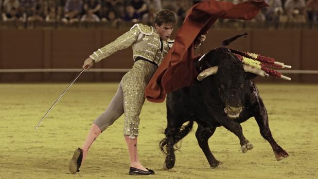 Alfonso Cadaval dando un pase de pecho a uno de los novillos de Talavante