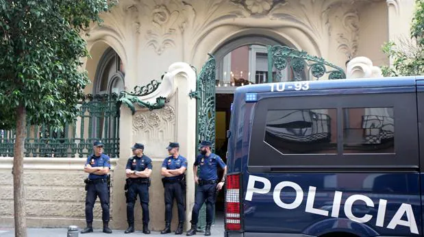 Furgones policiales en la sede madrileña de la SGAE