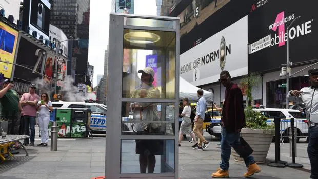 Una mujer escucha la historia de un inmigrante en una de las cabinas de Times Square