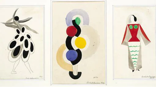 Tres diseños de Sonia Delaunay: Traje nº 1540 para la vedette Gaby, «Vestido simultáneo, ritmo sin fin» y Traje nº 1539 para una obra de teatro de Tristan Tzara