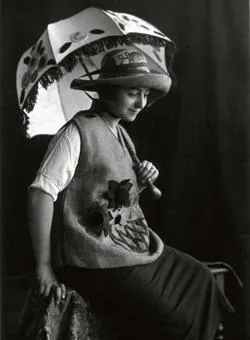 Sonia Delaunay con túnica y sombrero de rafia bordada y sombrilla de Casa Sonia, Madrid, hacia 1920
